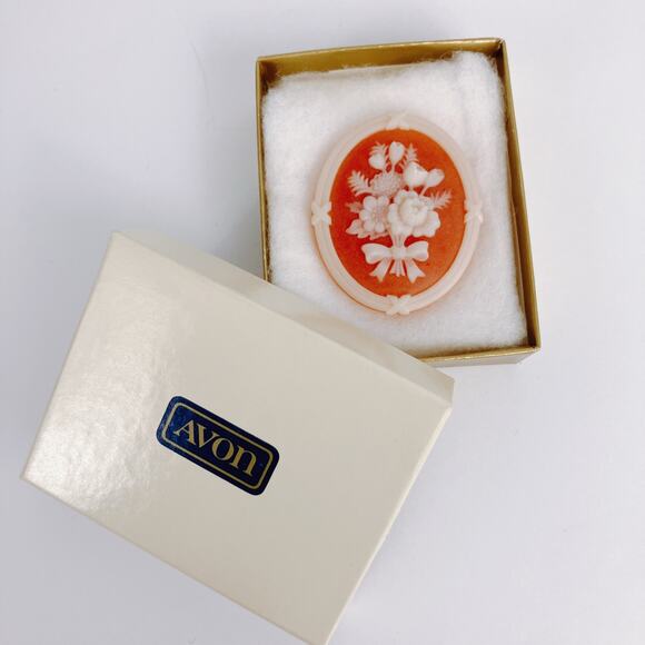 Giftable Vintage Avon Signed Floral Cameo Brooch Pin 1970s Resin Jewelry w Box - Picture 7 of 10